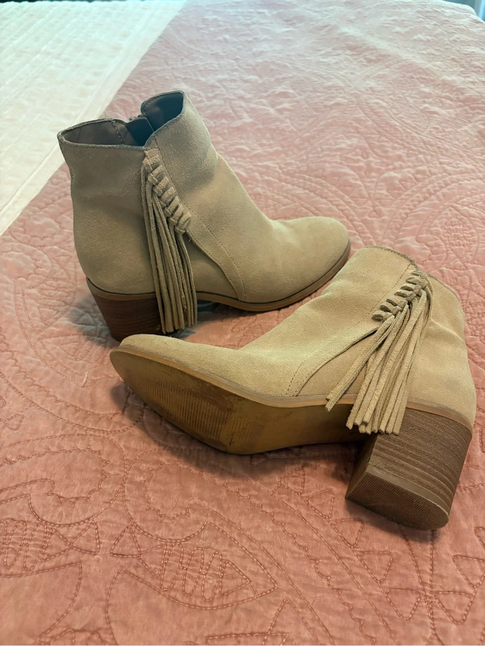 Kenneth Cole Fringe Suede Ankle Bootie. Sz 6.5